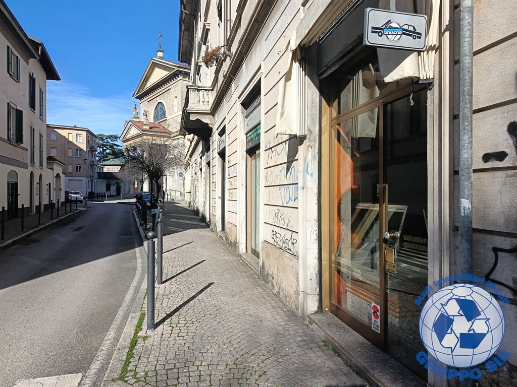 affittasi negozio angolare tre vetrine