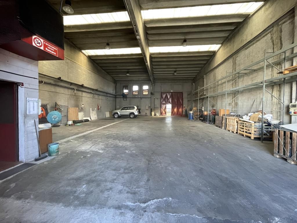 SESTO SAN GIOVANNI  - AFFITTASI LABORATORIO 446 mq (altezza 7,30 mt)  + 440 mq deposito esterno