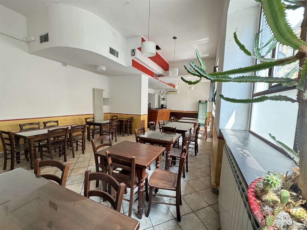 MONZA  - VENDESI NEGOZIO/RISTORANTE PIZZERIA