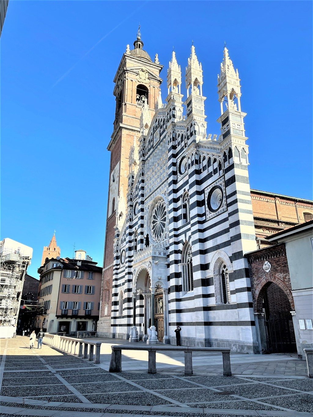 MONZA PIAZZA DUOMO  - AFFITTASI prestigioso negozio con 4 VETRINE