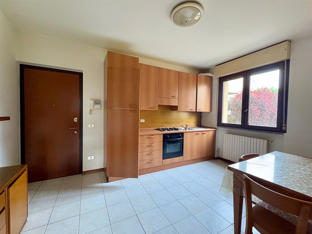 VILLASANTA BILOCALE PARZIALMENTE ARREDATO PIANO TERRA