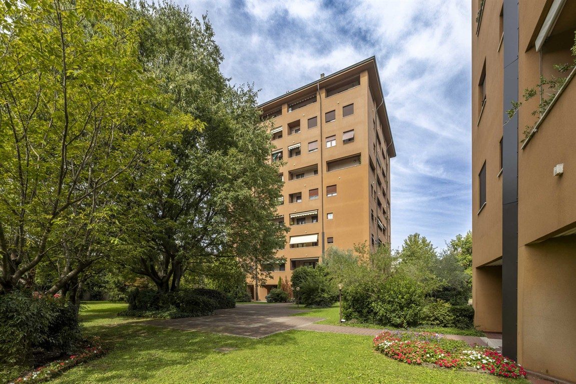 MONZA - VENDESI appartamento 4 locali con box