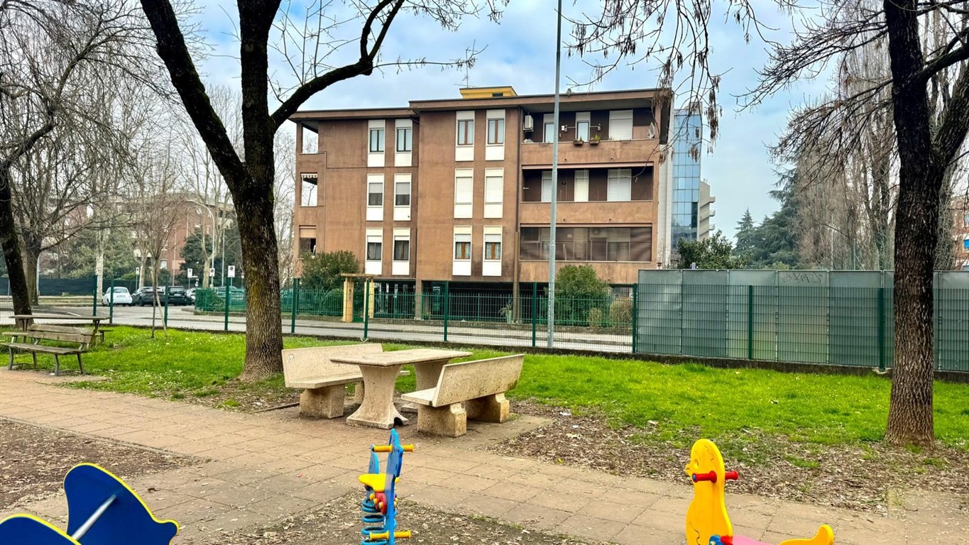 Monza  - VENDESI appartamento luminoso con doppi servizi