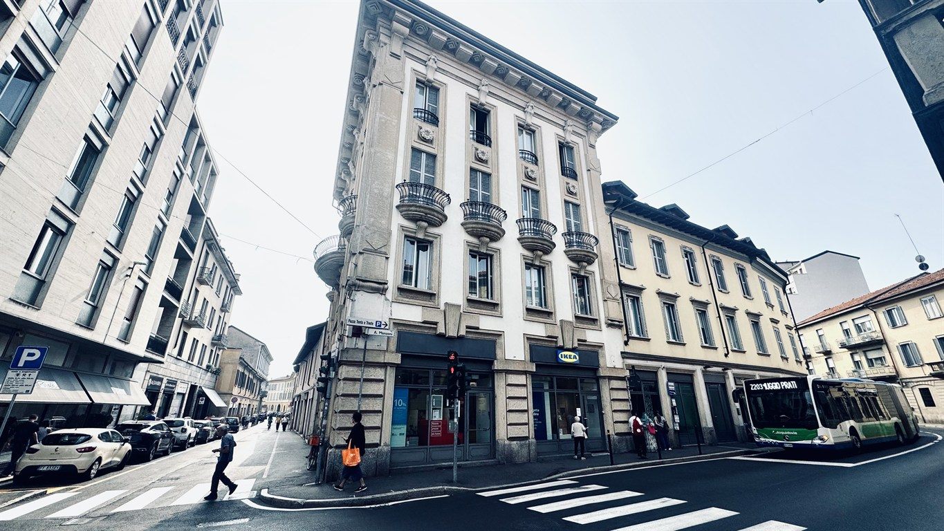 MONZA CENTRO VIA MANZONI AFFITTASI NEGOZIO 2 VETRINE