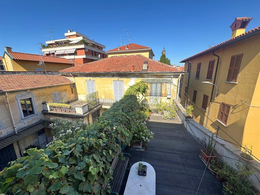 Affittasi ampio  monolocale arredato con soppalco  Monza Centro Storico