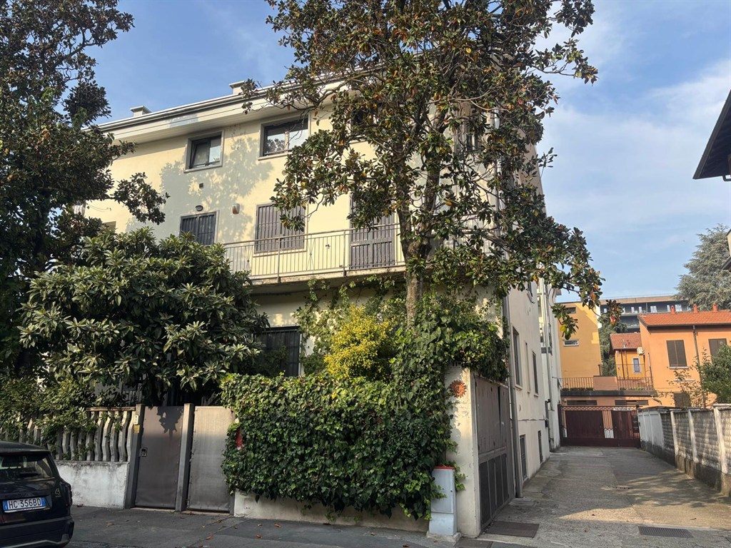 MILANO – VIA EUCLIDE | AFFITTASI MONOLOCALE ARREDATO CON POSTO AUTO