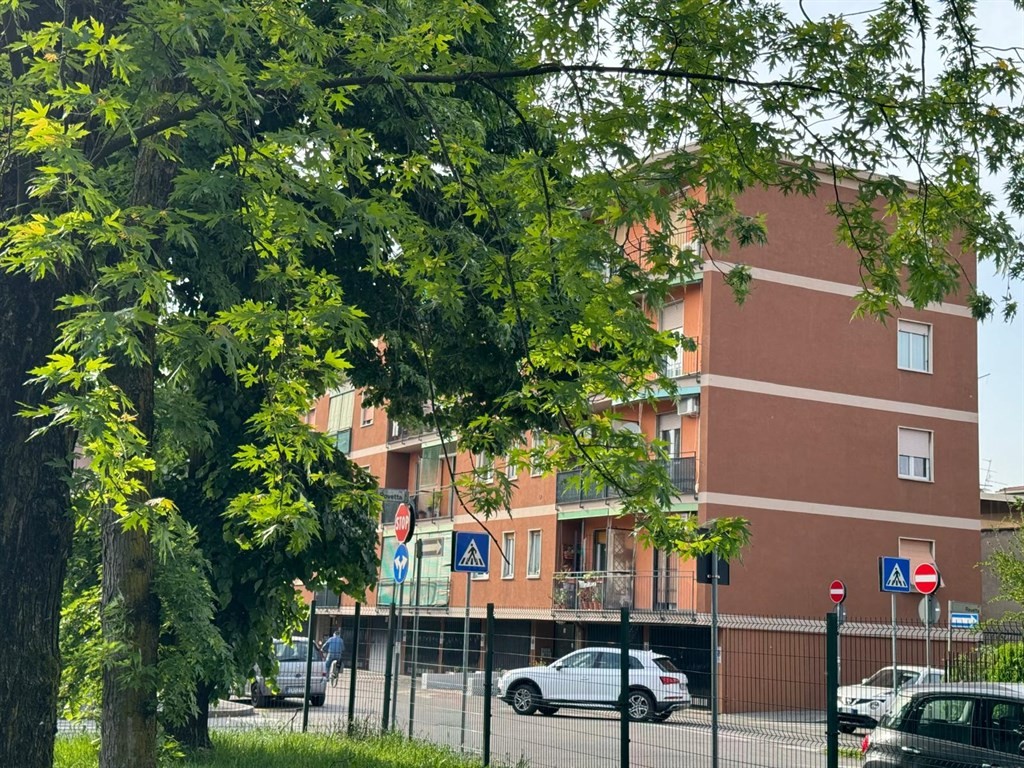 Monza - via canesi 11/13 , VENDESI autorimessa singola - 20.000 euro
