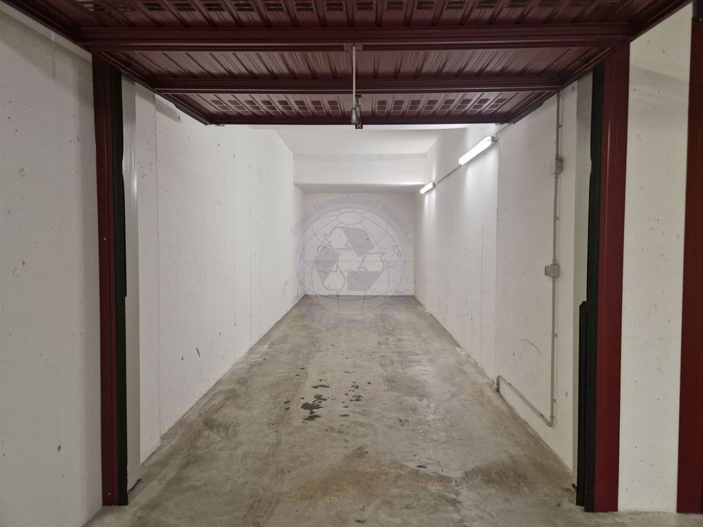 Box doppio in affitto a Monza in Via Stoppani 1